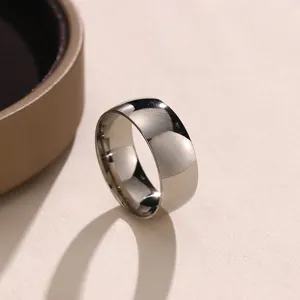 Anillo de acero de titanio liso y minimalista como hebilla de bufanda para uso diario moderno.
