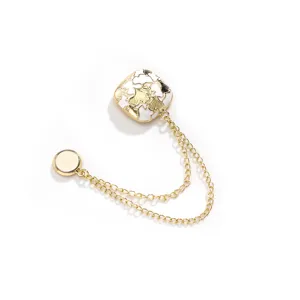 Elegante broche magnético dorado para ropa con diseño esmaltado blanco y cadena doble.