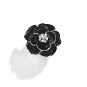 Copertura per bottoni a fiore di camelia nera con perla, elegante accessorio per camicia.