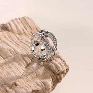 Dettaglio dell anello per sciarpa in metallo scintillante con strass intrecciati primo piano