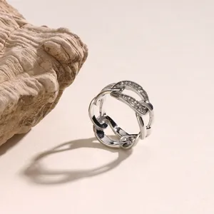 Dettaglio anello per sciarpa in metallo con strass minimalista, accessorio elegante.