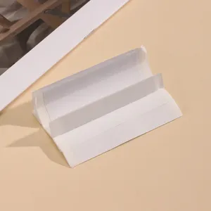 Détail autocollant anti-dérapant pour hijab, bandes adhésives blanches pour un maintien sûr.
