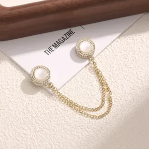 Elegante strass magnetische sjaal clip broche met dubbele ketting en nep kattenoog steen detail.