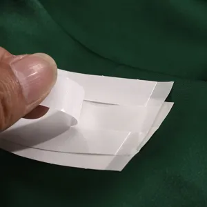 Vue en gros plan de l'autocollant de coiffure anti-dérapant pour hijab retiré du papier.