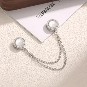 Prachtige dubbele magnetische broche met kattenoogsteen en strass stenen detailweergave.