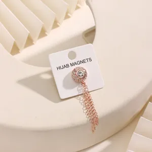 Close-up van de roségouden strass hijab-magneet met elegante bungelende kwastkettingen.
