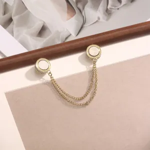 Gouden magnetische broche met dubbele ketting en strass decoratieve sluiting voor sjaal en mouw.