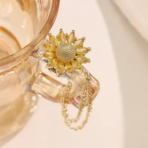Detailopname van de zonnebloem magneetbroche, gouden strass bloem sjaalclip dichtbij