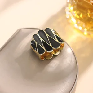 Detalle de primer plano de un elegante anillo para bufanda de aleación de aceite.
