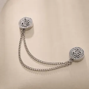 Close-up detail van de sprankelende strass camelia ketting magneetsluiting, chique en nuttig.