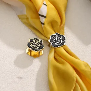 Vue détaillée de l'anneau de foulard rose à l'huile noire, finition métallique élégante.