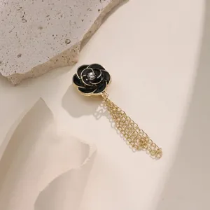 Exquisito broche magnético de camelia negra con cadenas doradas, aleación de calidad.