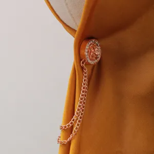 Camellia strass magnetische kledingknop met ketting, elegante anti-verblinding detailclip.