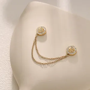 Detailopname van de gouden camelia strass dubbele magneetsluiting met mooie fijne ketting.
