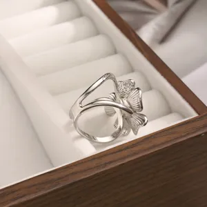 Primo piano di un anello fibbia per sciarpa in metallo argentato con strass scintillanti.