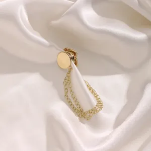 Detail van gouden magnetische kledingspeld met dubbele ketting, ideaal voor sjaal en zoom.