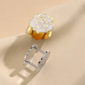 Exquis anneau de foulard en émail blanc rose, clip de broche métallique polyvalent.