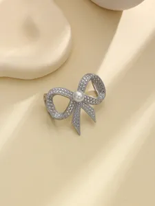 Primo piano della fibbia per sciarpa con fiocco in strass argento, accessorio elegante.