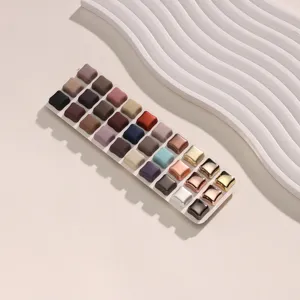 Gedetailleerd overzicht van kleurrijke vierkante magnetische hijab speldjes, knopen.