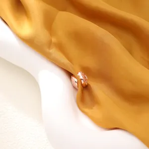 Rose gold magnetic scarf buckle, elegant round silk scarf clip for women's stylish daily wear