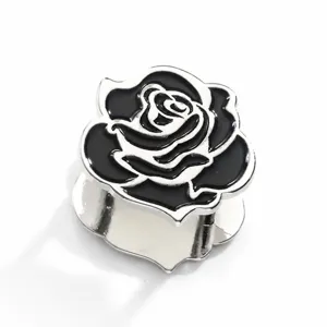 Vue rapprochée détaillée d'un élégant anneau d'écharpe en émail rose noir et blanc.