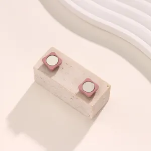Gedetailleerd overzicht van roze vierkante hijab magneten, sterke magnetische spelden.