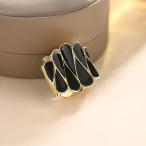Chic accesorio de hebilla de bufanda geométrica de aleación negra y dorada para mujeres elegantes