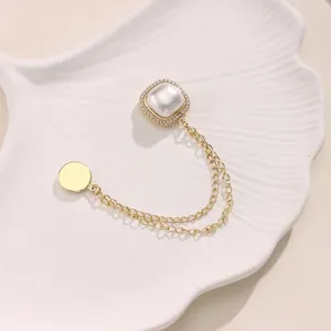Detailopname van de gouden magnetische taille gesp met parel en ketting voor kleding.