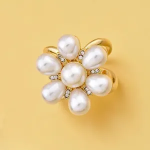 Parel bloem sjaal ring metalen gesp strass broche elegante accessoire detailshot