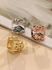 Elegante Metall Rosen Blume Schal Spange Strass Tuch Clip Damen Kleidung Zubehör