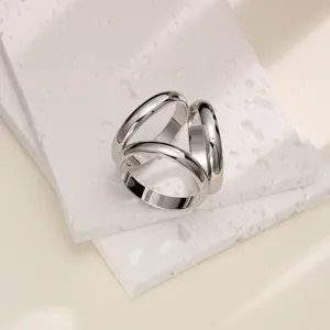 Boucle d'écharpe triple anneau argentée, design minimaliste élégant pour foulards d'hiver.