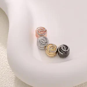 Detailansicht multifunktionaler magnetischer Kleiderknöpfe mit funkelnden Strasssteinen.