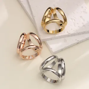 Détail de boucle d'écharpe à triple anneau entrelacé, métal brillant pour l'automne.