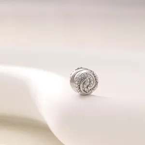 Glitzernde Strass Magnetbrosche Knopf gegen Entblößung Schal Kleidung Detailaufnahme