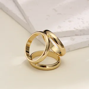 Élégante grande boucle d'écharpe triple anneau en or poli, accessoire minimaliste.
