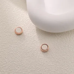 Nahaufnahme Detail von roségoldenen magnetischen Knöpfen, eleganter Metallverschluss.