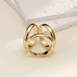 Élégante bague d'écharpe triple dorée, design métallique minimaliste chic pour l'automne.