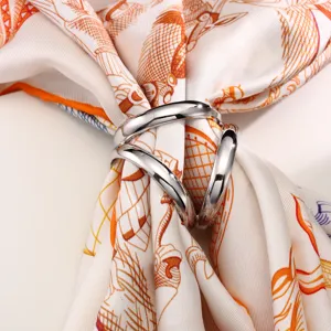 Détail de grande boucle d'écharpe triple anneau en métal argenté, accessoire de mode élégant.