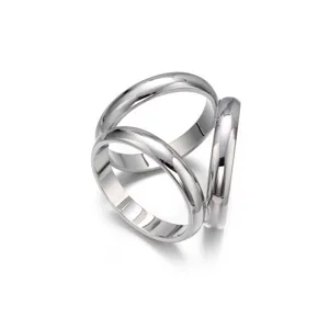 Boucle d'écharpe triple anneau argentée, accessoire de mode élégant et minimaliste.