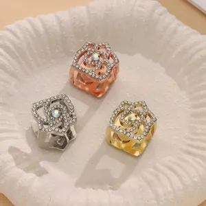 Rosen Strass magnetischer Schalclip Set, modische Metall Brosche fuer Damen Hemd und Tuch.