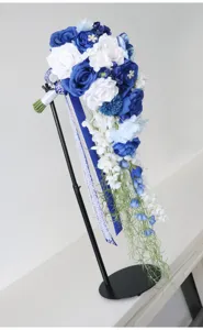 Blau weiße künstliche Brautstrauß Kaskade Detailansicht, Hochzeitsblumen auf Ständer