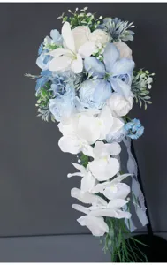 Künstlicher Braut Trauerstrauß blau weiß Kaskade Hand Blumen für Hochzeit Fotozeremonie.