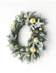Detailansicht des Weihnachtskranzes mit Tannenzapfen und goldener Kugeln für Feste.