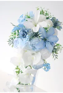 Künstlicher kaskadierender Brautstrauß blau weiße Blumen Hochzeit Dekoration Fotografie