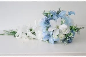 Künstlicher kaskadierender Brautstrauß blau weiße Seidenblumen für Hochzeitsfotografie.