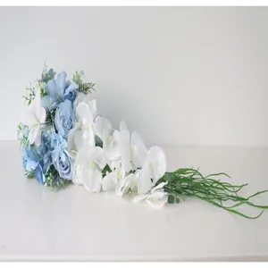 Künstlicher blauer und weißer Brautstrauß Kaskade Hochzeitsblumen für Zeremonie.