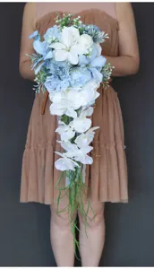 Details des künstlichen Brautstraußes im Kaskadenstil mit blauen und weißen Blumenarrangements.