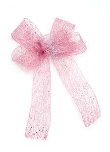 Fiocco in tulle glitterato rosa, primo piano perfetto per sedie da sposa e confezioni regalo.