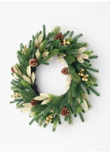 Nahaufnahme Detail des Weihnachtskranzes mit Tannenzapfen, grünen Nadeln und Goldblättern.