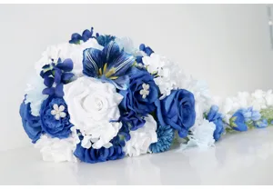 Wunderschöner blauer und weißer künstlicher Brautstrauß als Hochzeitsfotografie Requisite.